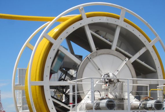 Crawler,Riser,Hose,And,Yellow,Umbilical,Cable,On,A,Diamond